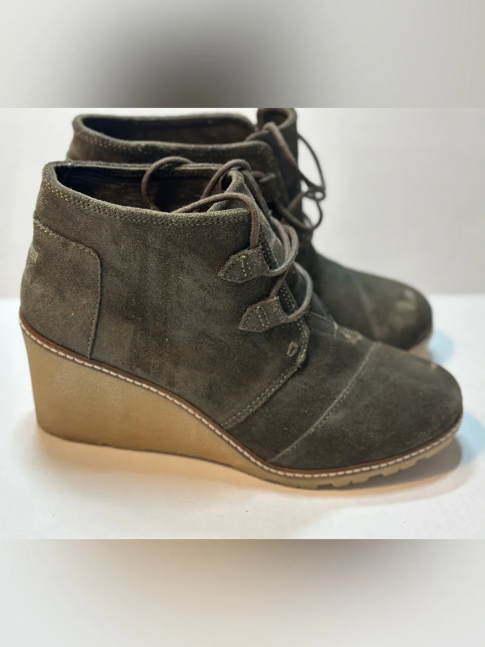 TOMS Desert Crepe Wedge Ankle Boots Tarmac Olive Suede Sz 9 W